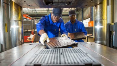 Robust flame-resistant rubber screen panels